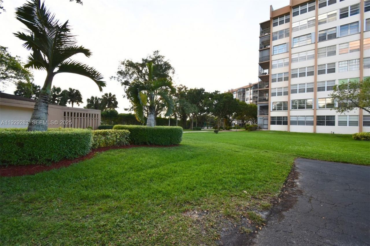 1100 Saint Charles Pl, Unit 620, Pembroke Pines, FL 33026 Photo