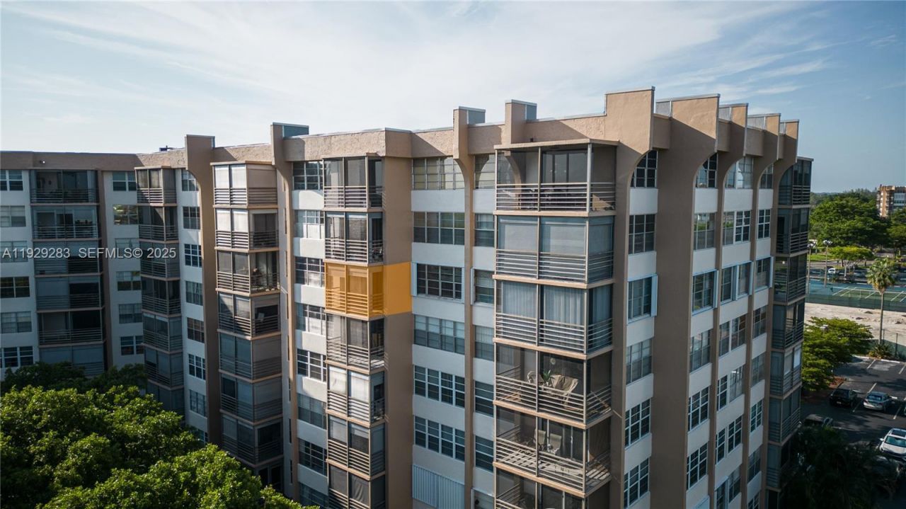 1100 Saint Charles Pl, Unit 620, Pembroke Pines, FL 33026 Photo