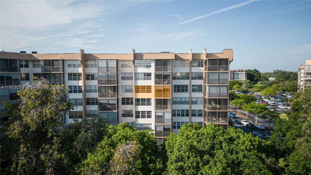 1100 Saint Charles Pl, Unit 620, Pembroke Pines, FL 33026 Photo