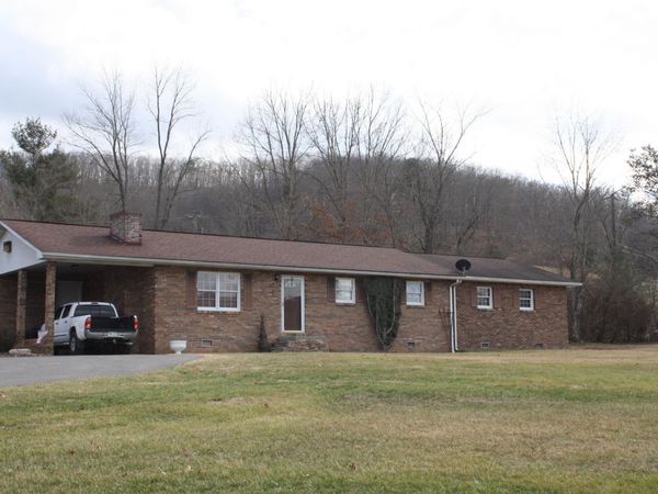 62 Howards Branch, Hinton, WV 25951