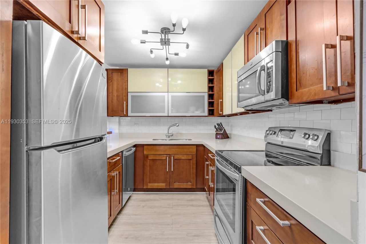 5845 Collins Ave, Unit 201, Miami Beach, FL 33140 Photo