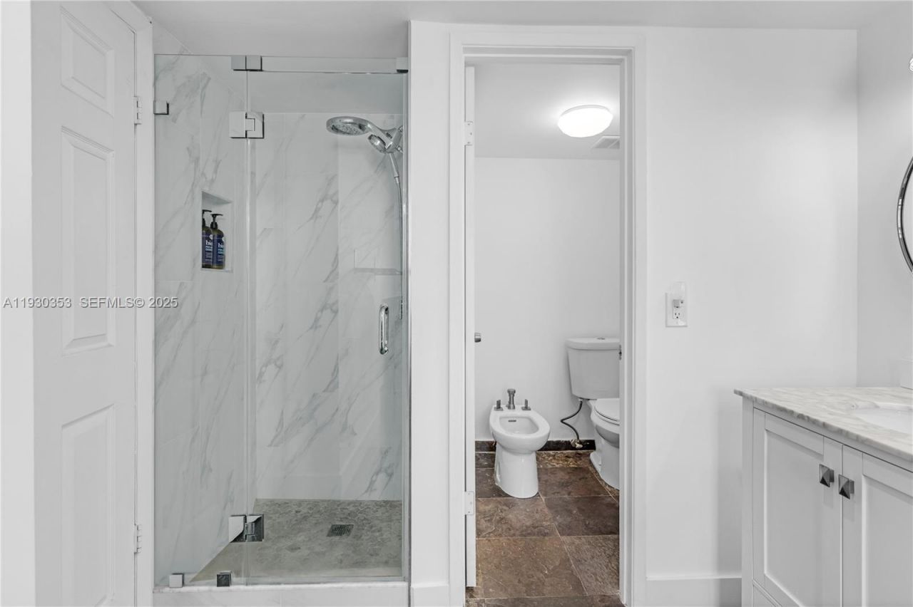 5845 Collins Ave, Unit 201, Miami Beach, FL 33140 Photo