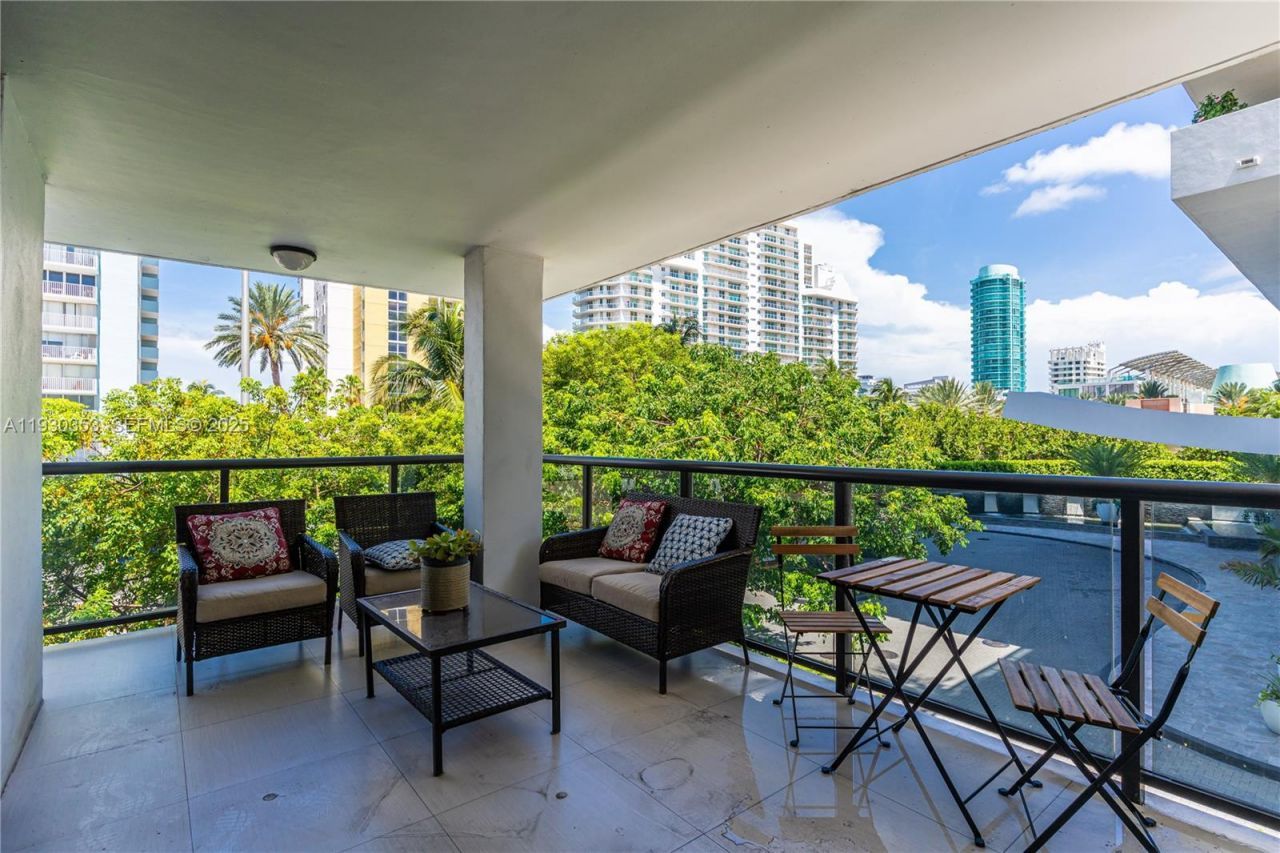 5845 Collins Ave, Unit 201, Miami Beach, FL 33140 Photo
