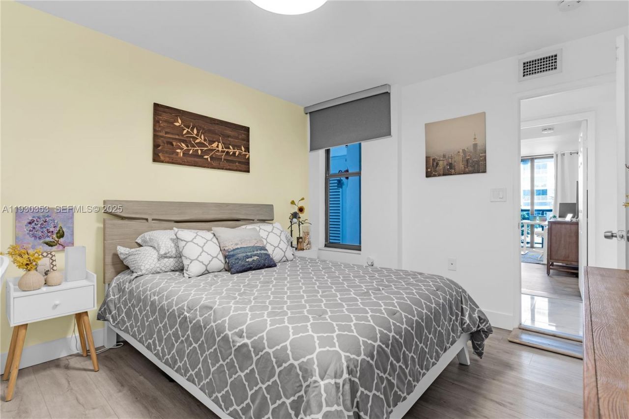 5845 Collins Ave, Unit 201, Miami Beach, FL 33140 Photo