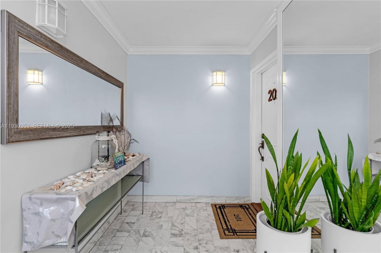 5845 Collins Ave, Unit 201, Miami Beach, FL 33140 Photo