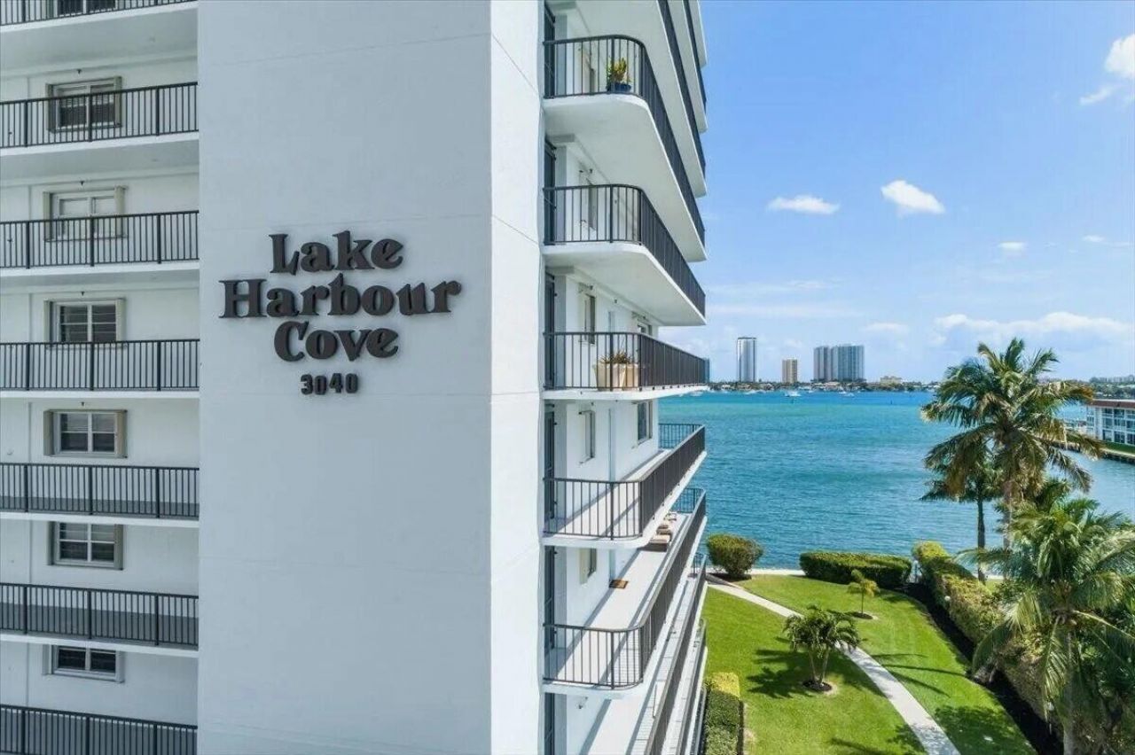 3040 Lake Shore Drive, Unit 504, Riviera Beach, FL 33404 Photo