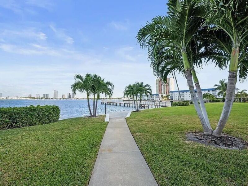 3040 Lake Shore Drive, Unit 504, Riviera Beach, FL 33404 Photo