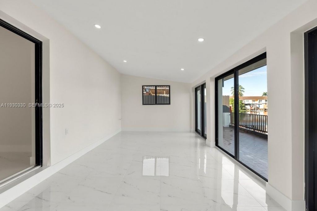 2737 W 55th Pl, Hialeah, FL 33016 Photo