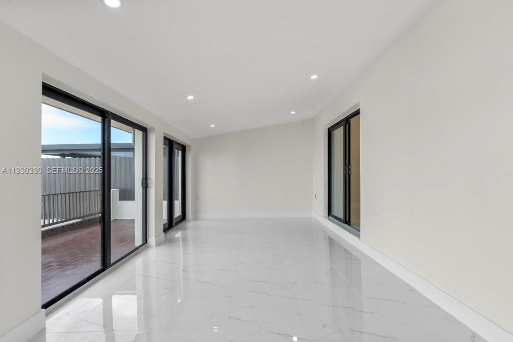 2737 W 55th Pl, Hialeah, FL 33016 Photo