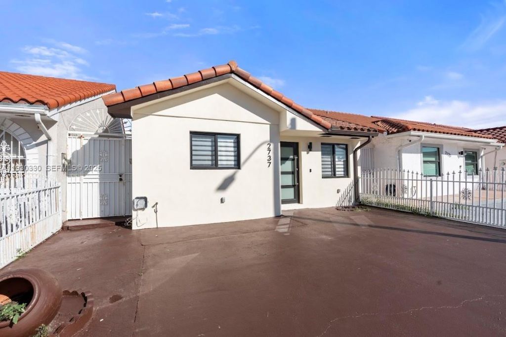 2737 W 55th Pl, Hialeah, FL 33016 Photo
