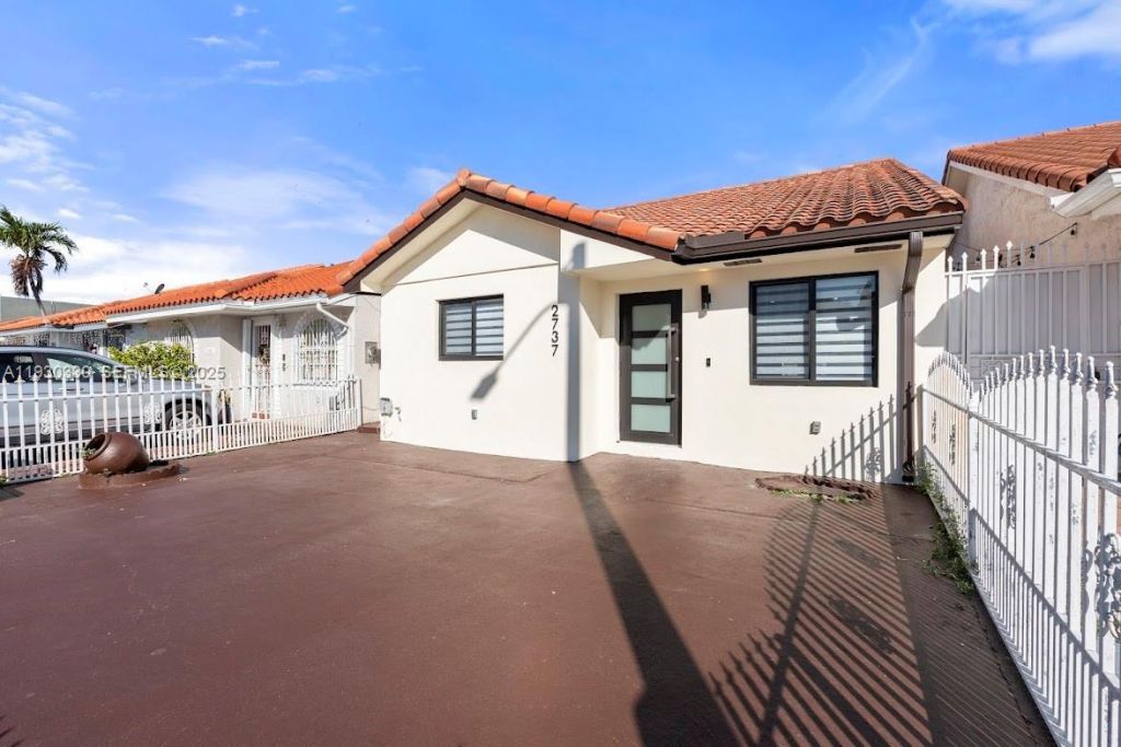 2737 W 55th Pl, Hialeah, FL 33016 Photo