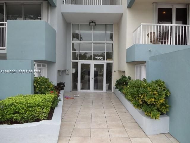7832 Collins Ave, Unit 403, Miami Beach, FL 33141 Photo