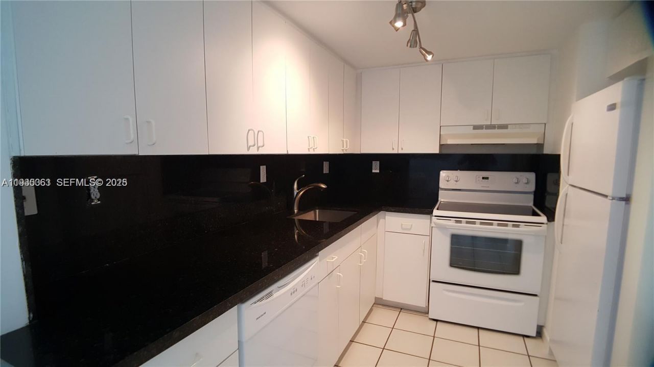 7832 Collins Ave, Unit 403, Miami Beach, FL 33141 Photo