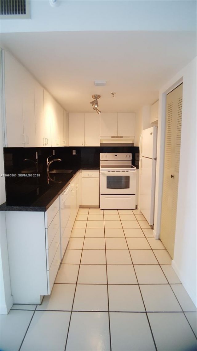 7832 Collins Ave, Unit 403, Miami Beach, FL 33141 Photo