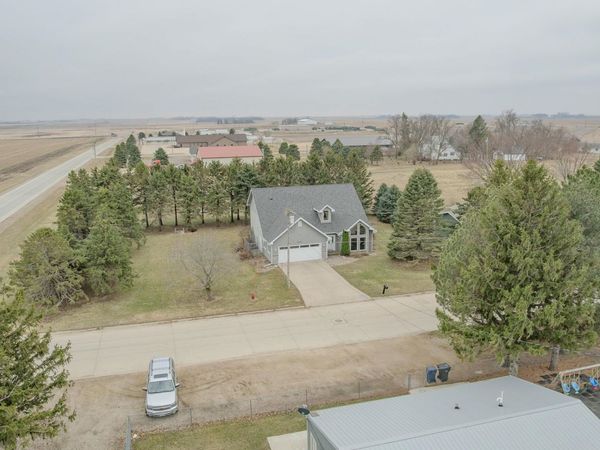 11 Lakeside Lane, Lake Park, IA 51347