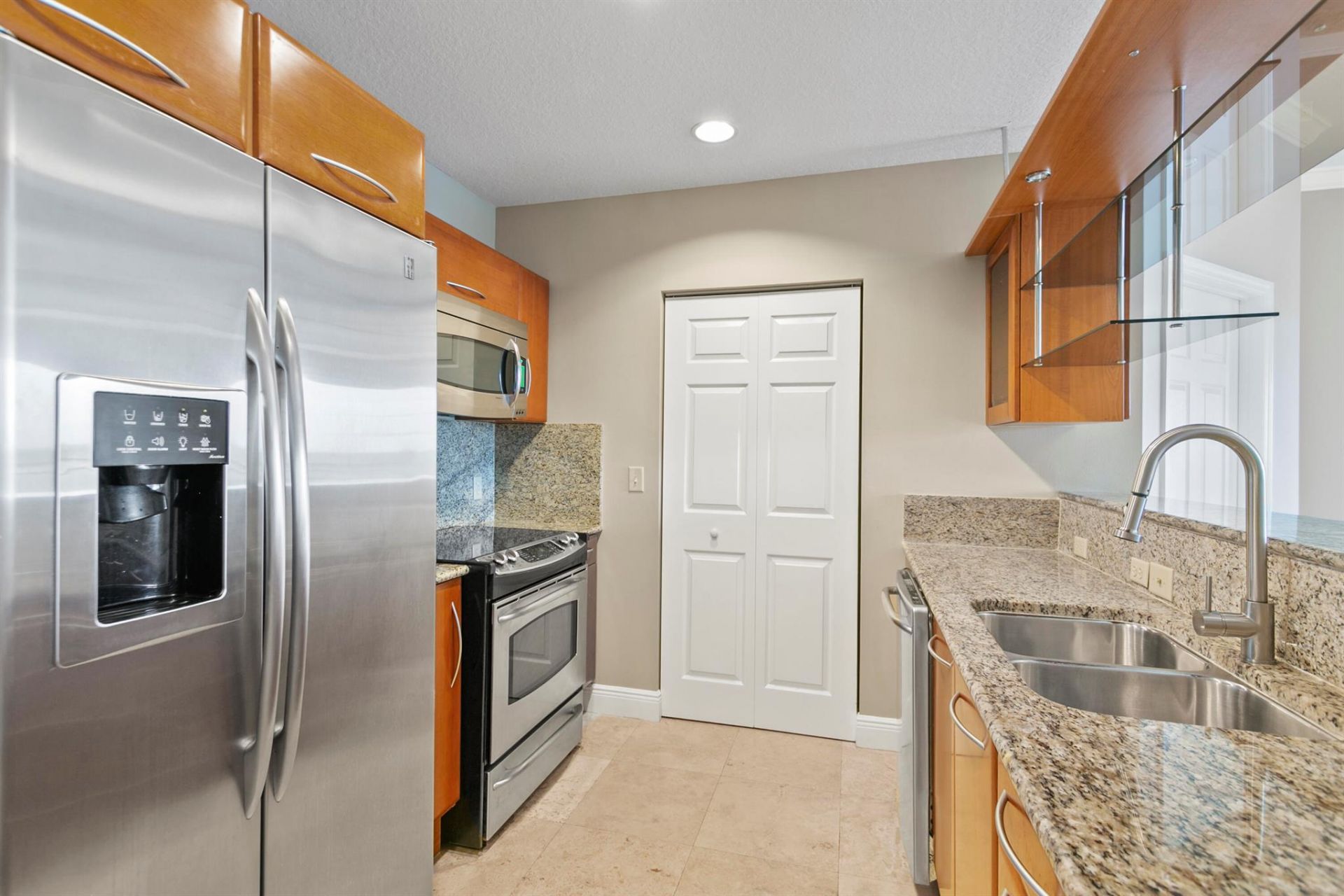 511 Lucerne Avenue, Unit 607, Lake Worth Beach, FL 33460 Photo