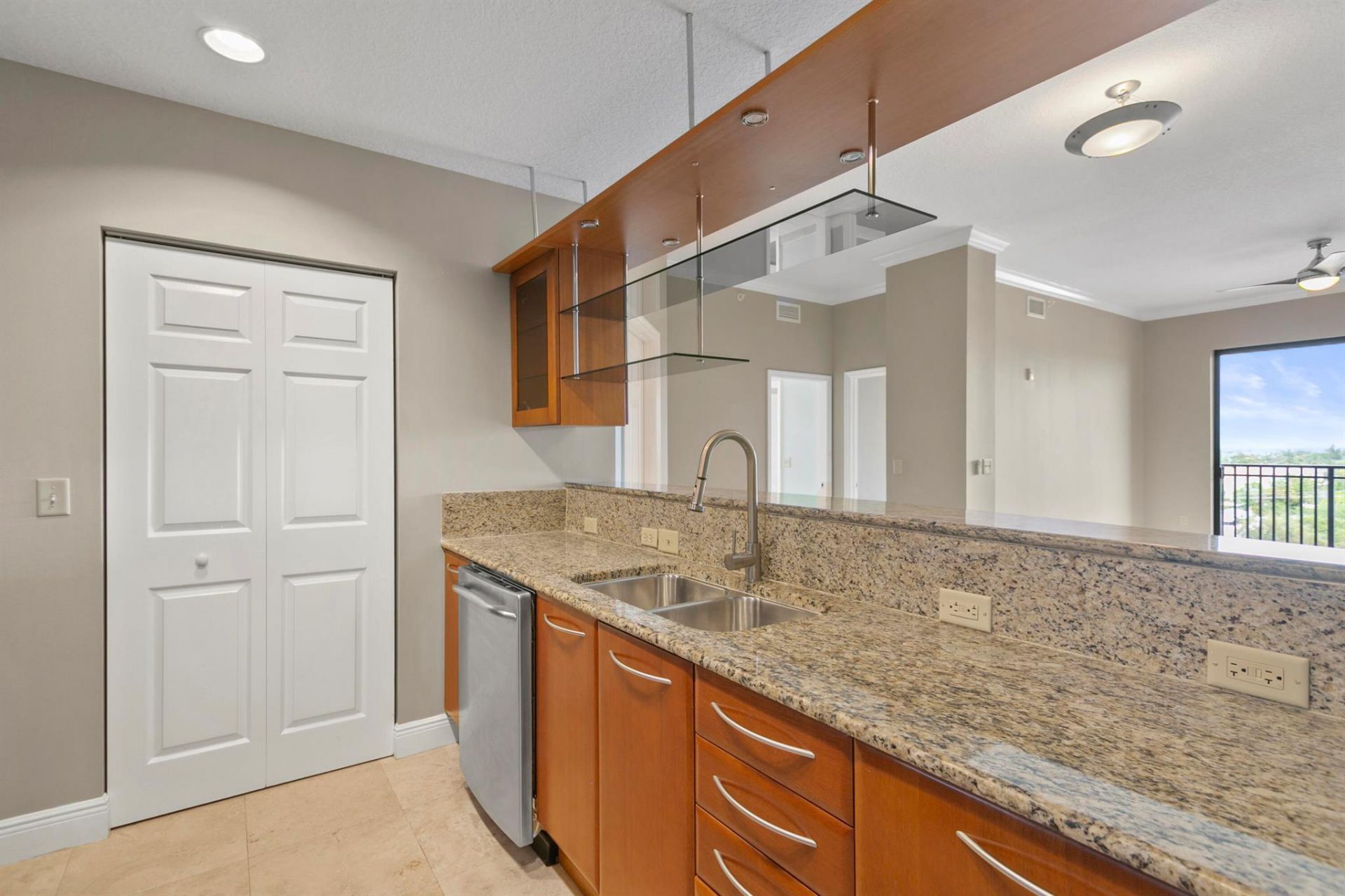 511 Lucerne Avenue, Unit 607, Lake Worth Beach, FL 33460 Photo