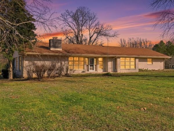 8 Hilltop Rd, Fayetteville, TN 37334