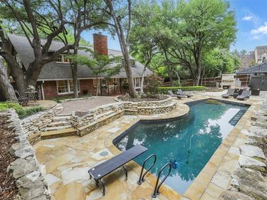 208 Rockwood Park Drive, Fort Worth, TX 76107