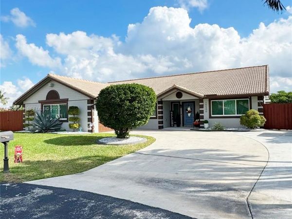 15500 Carriage Ct, Davie, FL 33331