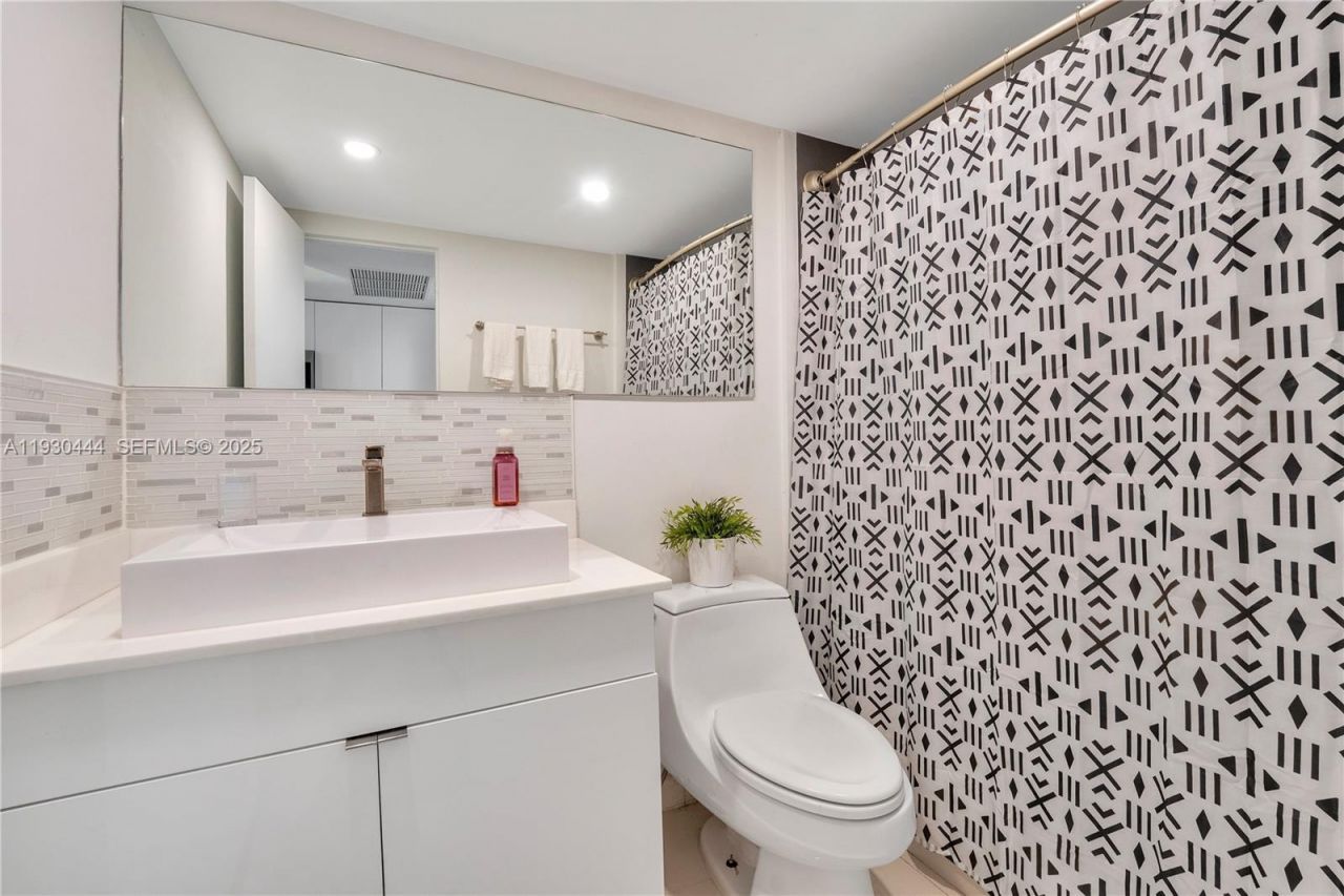 19201 Collins Ave, Unit 124, Sunny Isles Beach, FL 33160 Photo