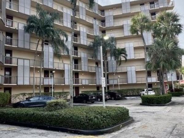 3301 N Country Club Dr, Unit 506, Miami, FL 33180