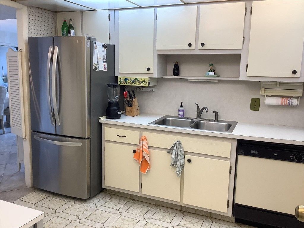 437 Golden Isles Drive, Unit 8A, Hallandale Beach, FL 33009 Photo