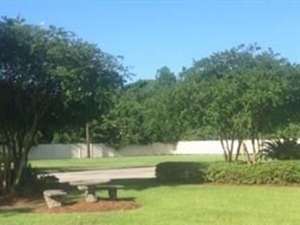 3560 HOLIDAY Drive, New Orleans, LA 70114