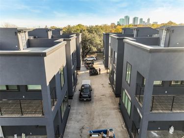 1105 Poindexter Street, Unit B2, Fort Worth, TX 76102