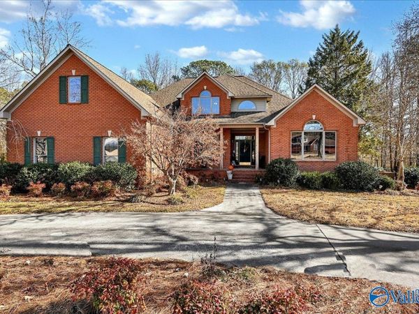 208 Wayward Avenue NW, Hartselle, AL 35640