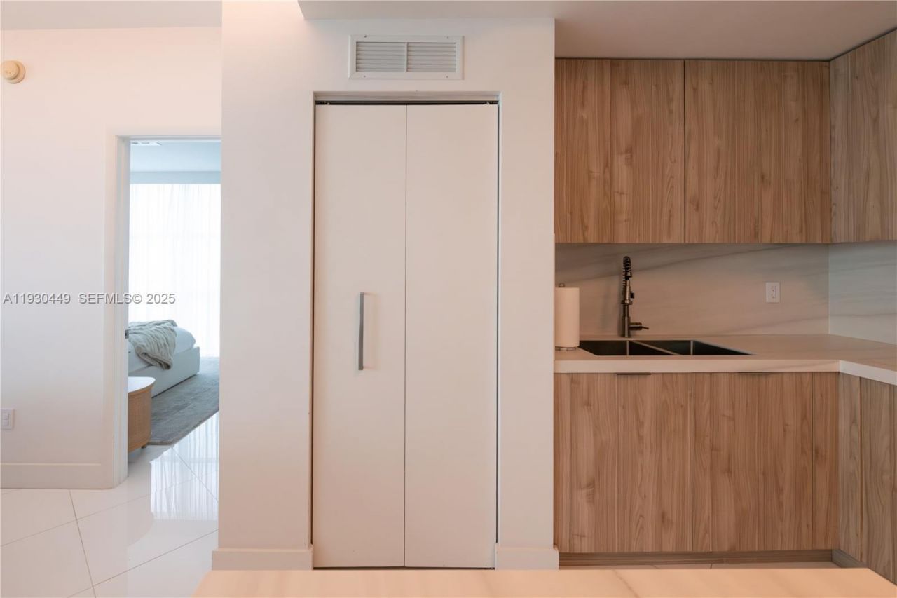 3131 NE 188th St, Unit 2-605, Aventura, FL 33180 Photo