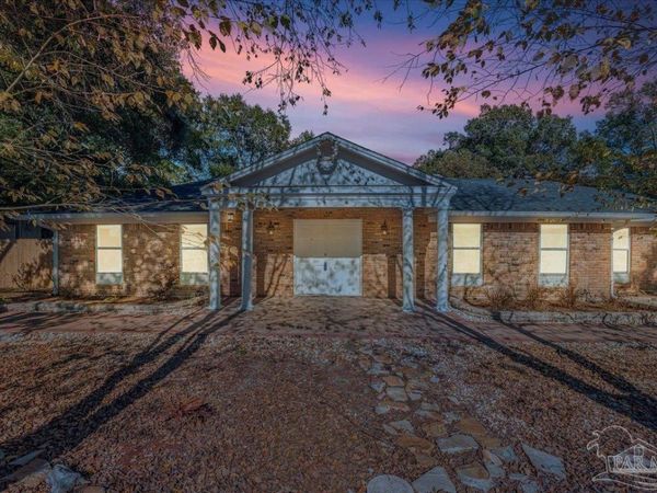 4740 Woodcliff Dr, Pensacola, FL 32504