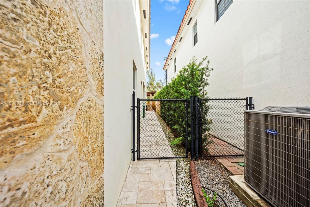 6933 NW 104th Ct, Unit 6933, Doral, FL 33178 Photo