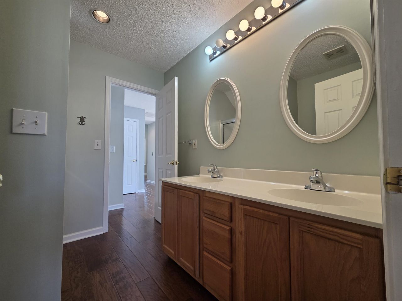 153 Wimbledon Way Photo 10