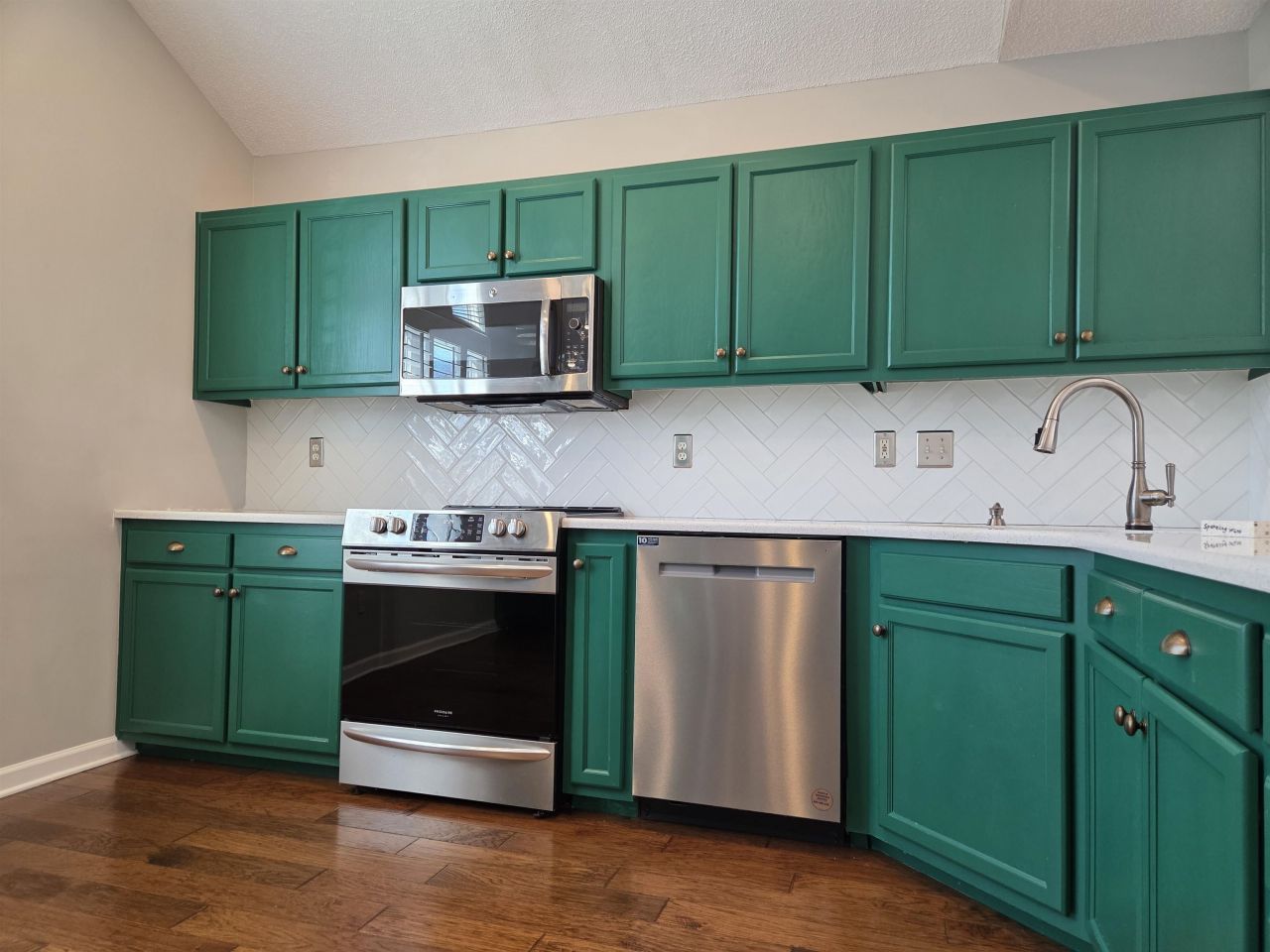 153 Wimbledon Way Photo 5