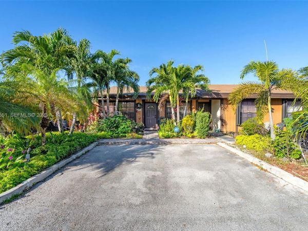 2340 Evergreen Ct, Pembroke Pines, FL 33026