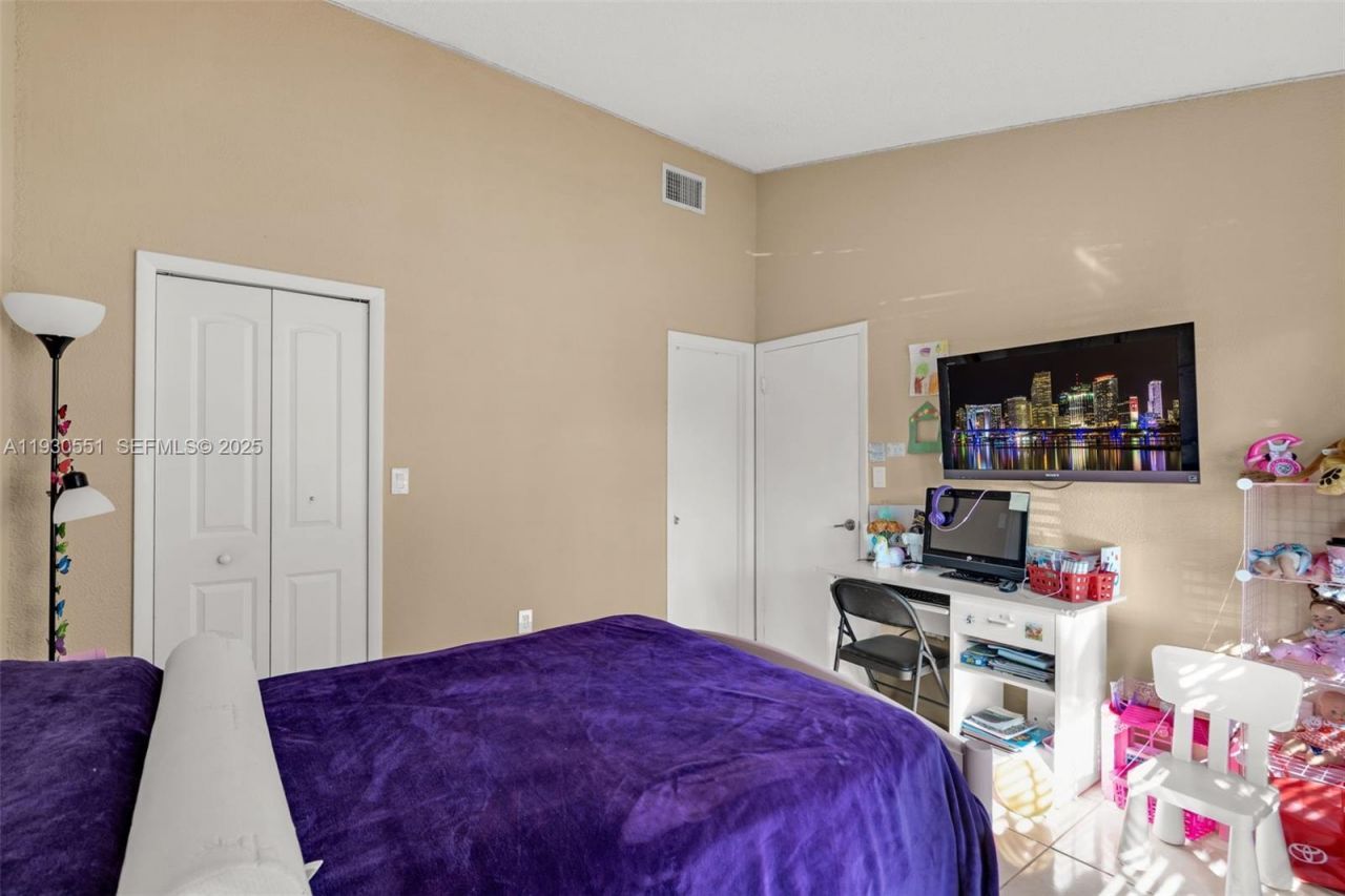 2340 Evergreen Ct, Pembroke Pines, FL 33026 Photo