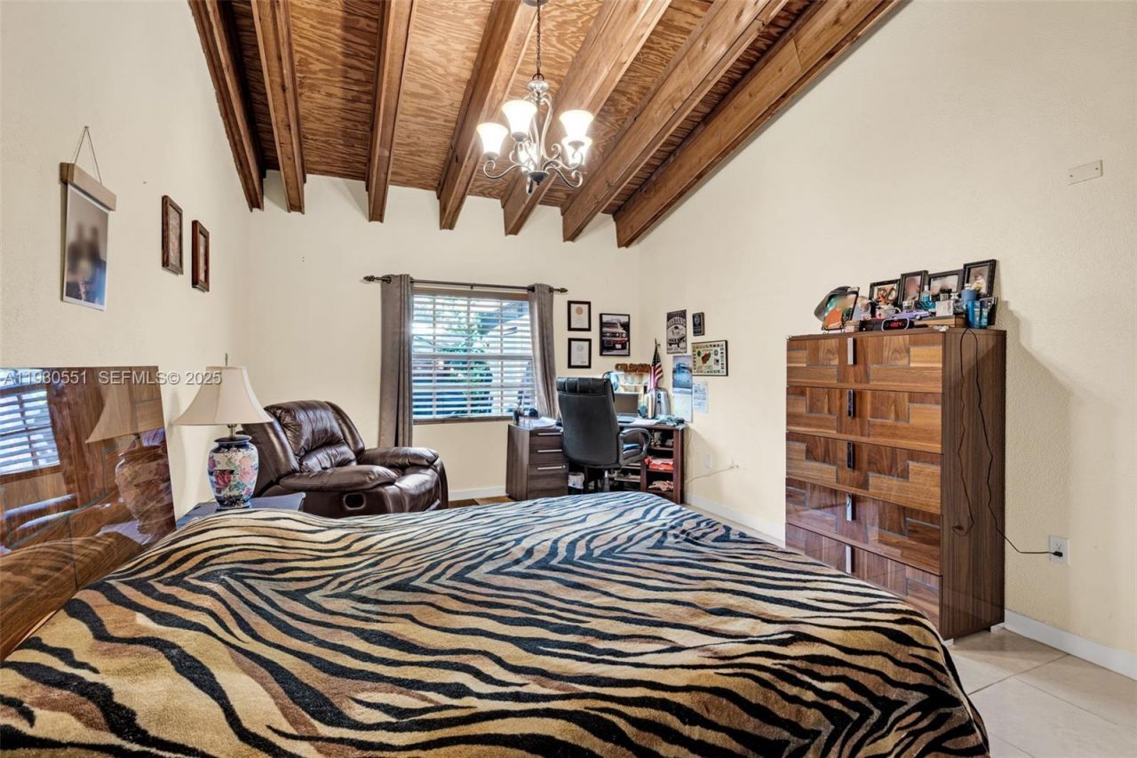 2340 Evergreen Ct, Pembroke Pines, FL 33026 Photo