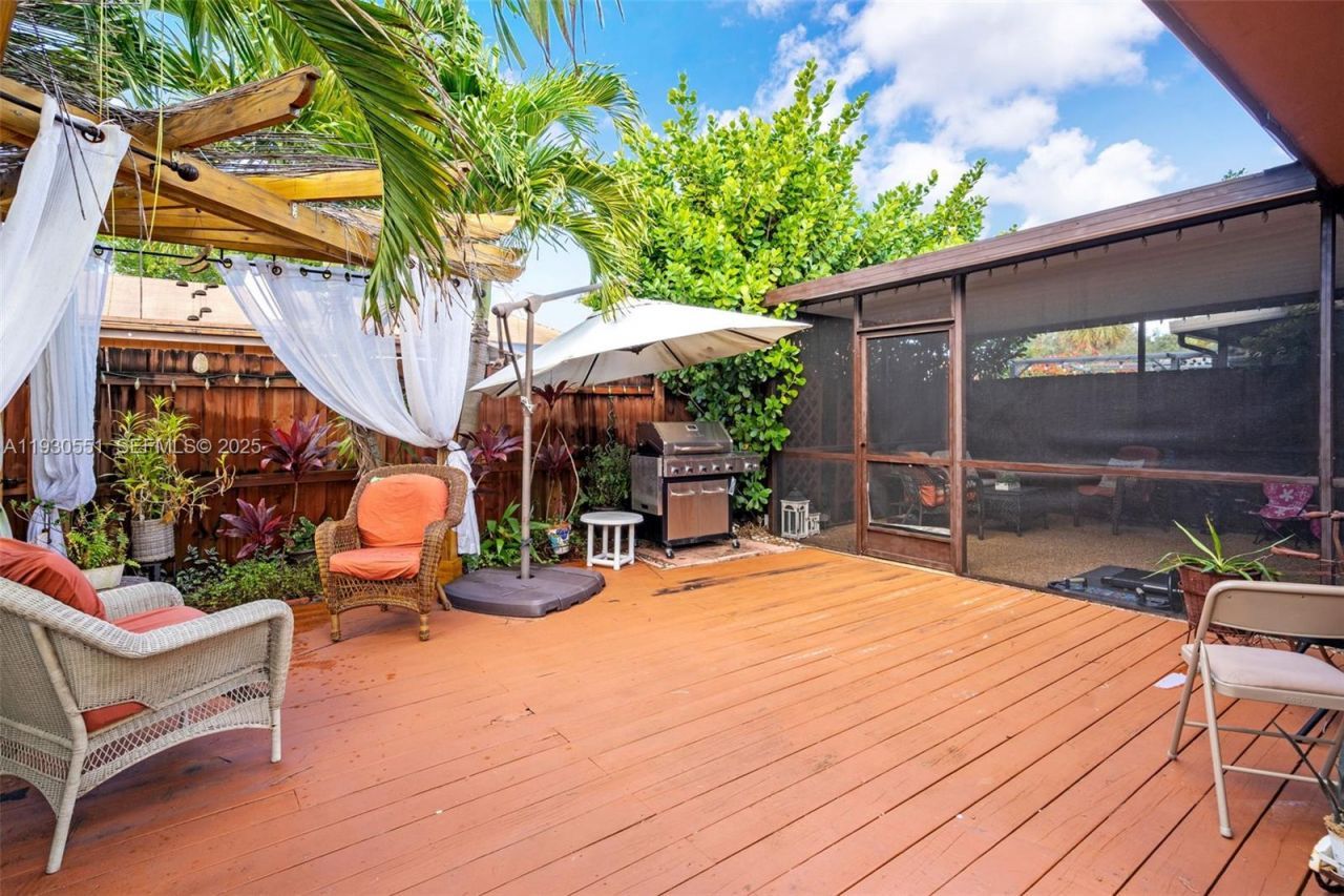 2340 Evergreen Ct, Pembroke Pines, FL 33026 Photo