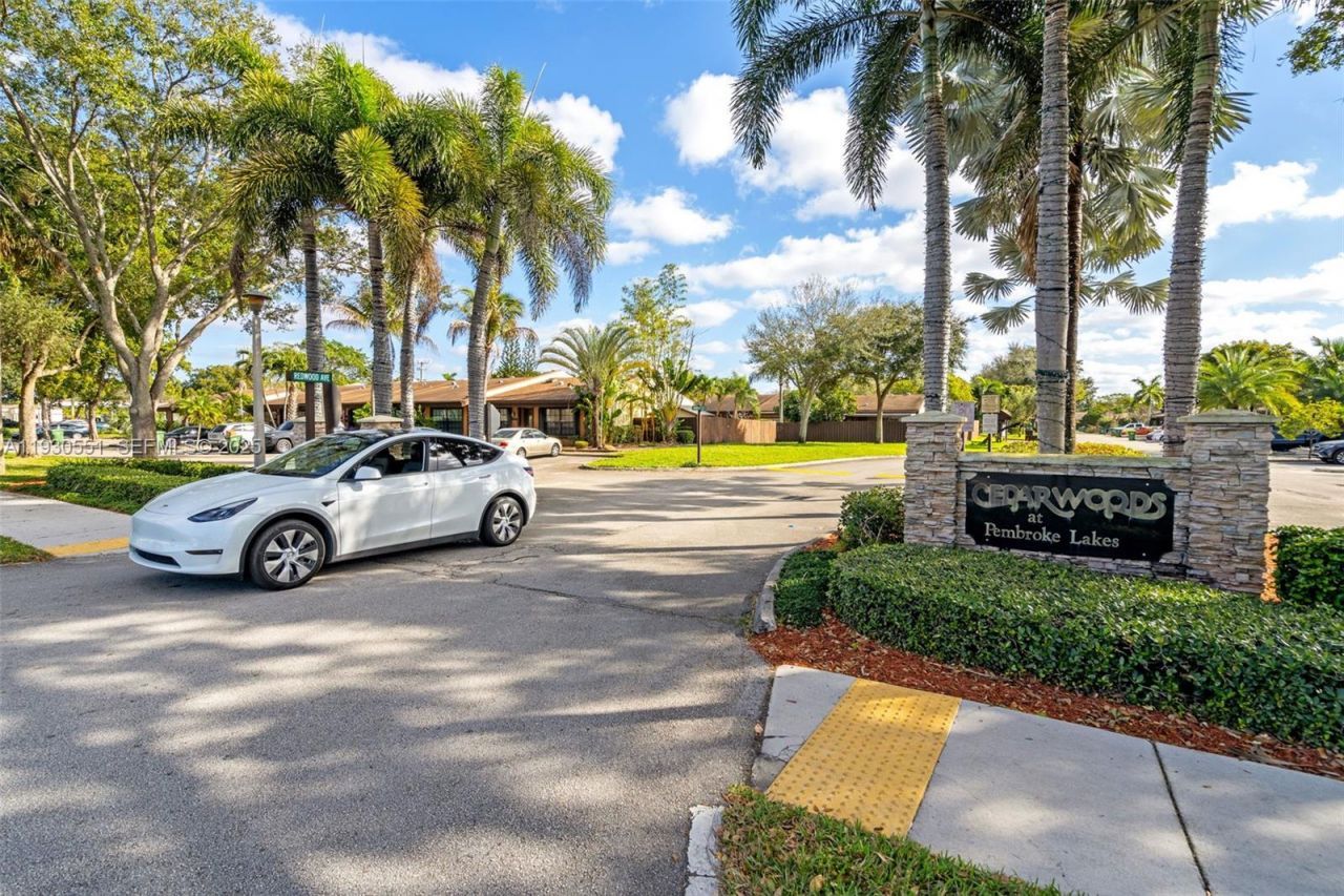 2340 Evergreen Ct, Pembroke Pines, FL 33026 Photo