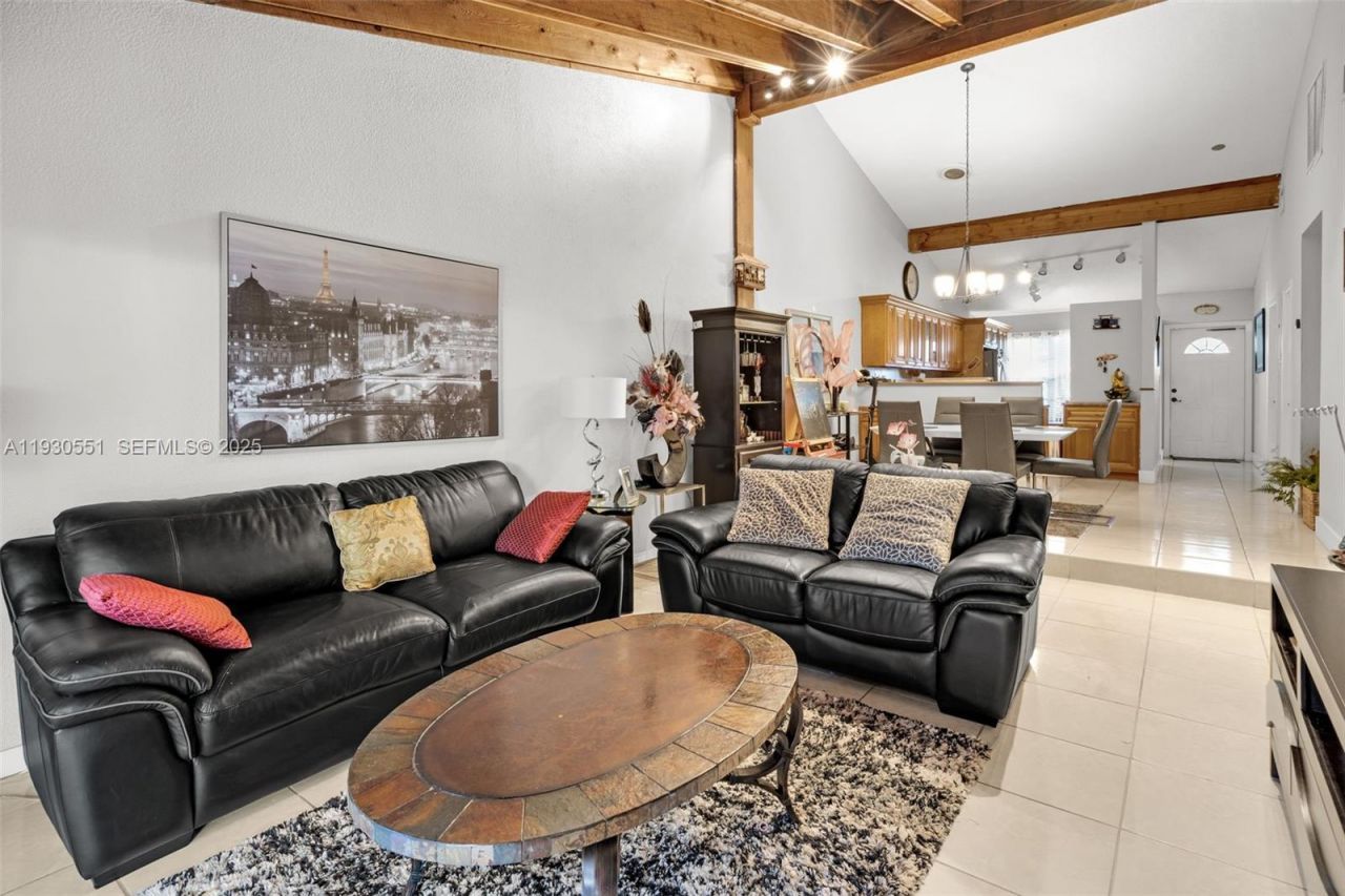 2340 Evergreen Ct, Pembroke Pines, FL 33026 Photo