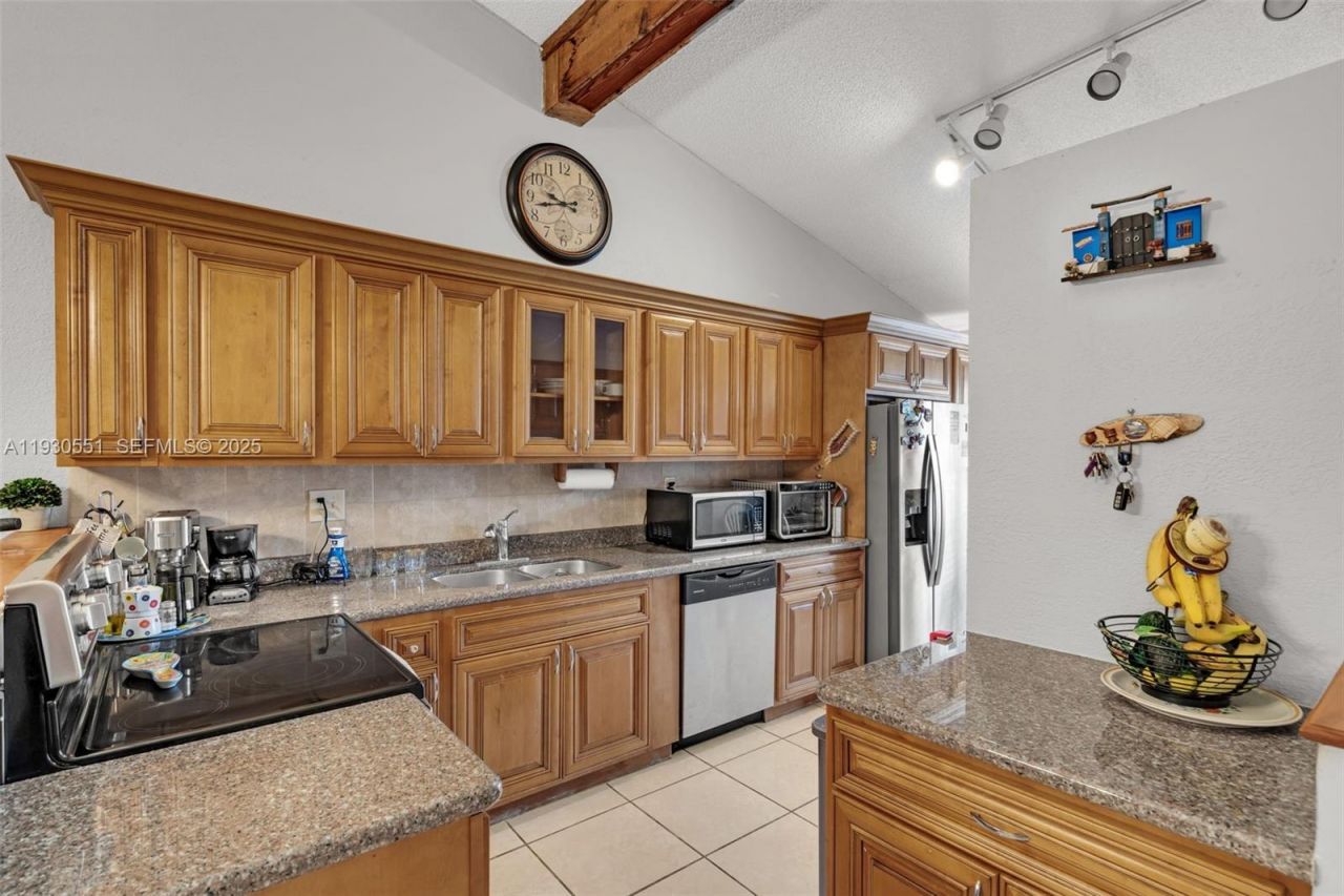 2340 Evergreen Ct, Pembroke Pines, FL 33026 Photo