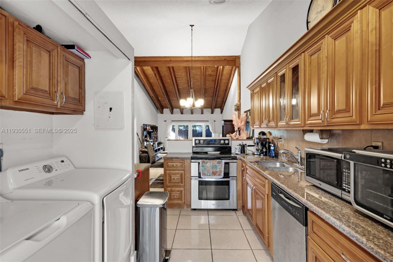 2340 Evergreen Ct, Pembroke Pines, FL 33026 Photo