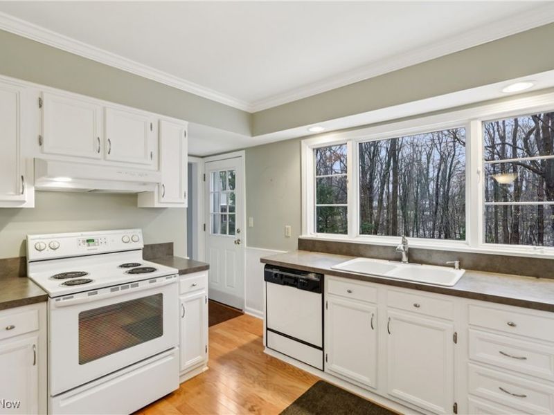 472 Sunset Drive, Amherst, OH 44001 Photo 16