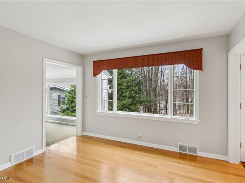 472 Sunset Drive, Amherst, OH 44001 Photo 9