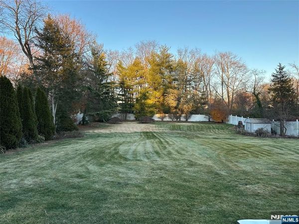 31 Leonard Drive, OLD TAPPAN, NJ 07675