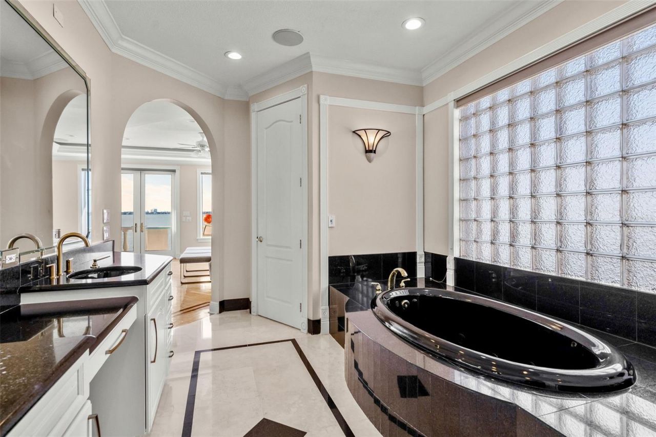 5907 Bayview Circle S, Gulfport, FL 33707 Photo