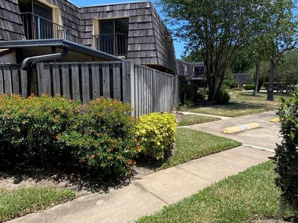 1004 ROYAL OAK BOULEVARD, LEESBURG, FL 34748