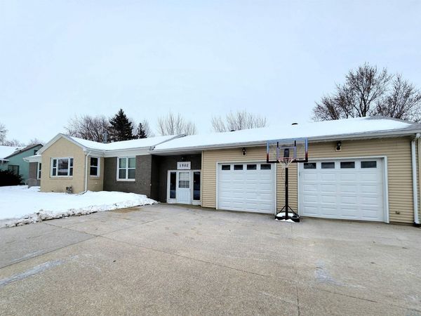 1502 2nd Street, Hull, IA 51239