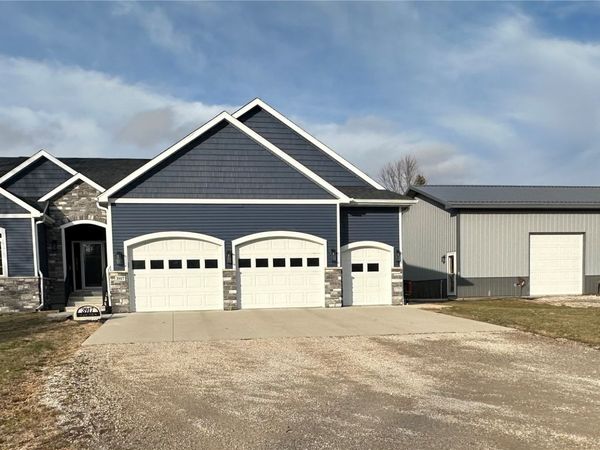 3917 Pikeview Drive, Center Point, IA 52213